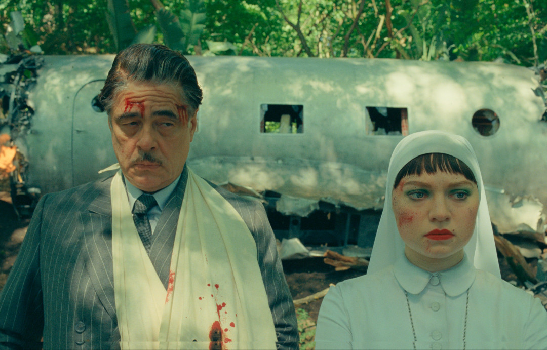 Korda heavily injured with Liesl next to him after crashing their plane in the jungle.