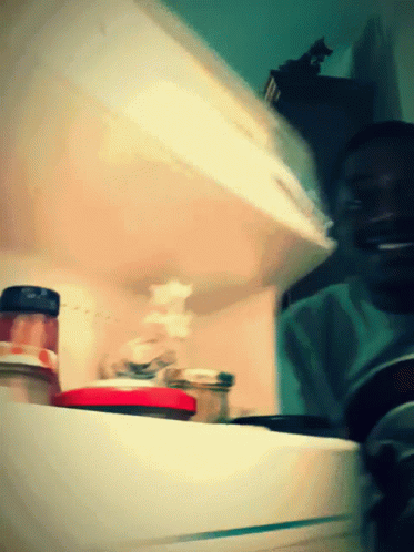 GIF abrindo a geladeira repetidamente, sem encontrar nada