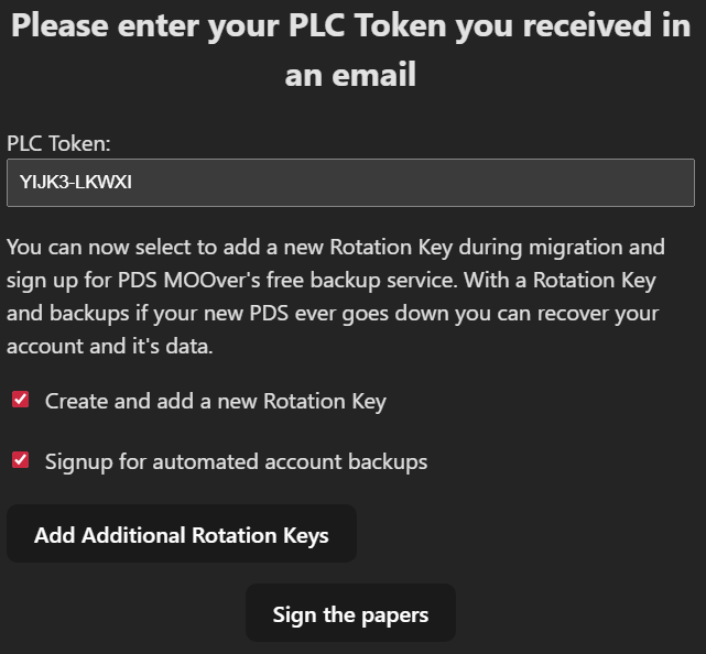 Campo PLC Token preenchido com código YIJK3-LKWXI. Selecionados os dois itens para criar Rotation Key e backup automatizado.