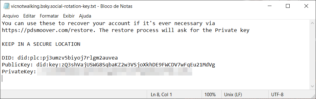 Arquivo vicnotwalking.bsky.social-rotation-key,txt aberto no Bloco de Notas. You can use these to recover your account if it's ever necessary via https://pdsmoover.com/restore. The restore process will ask for the Private key. KEEP IN A SECURE LOCATION. PublicKey: código did:key. PrivateKey: código censurado.