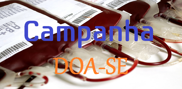 Imagem grande retangular, foto ao fundo de três bolsas de sangue sobre uma superfície branca, "Campanha Doa-se" está escrito em azul e laranja sobre a foto no centro.