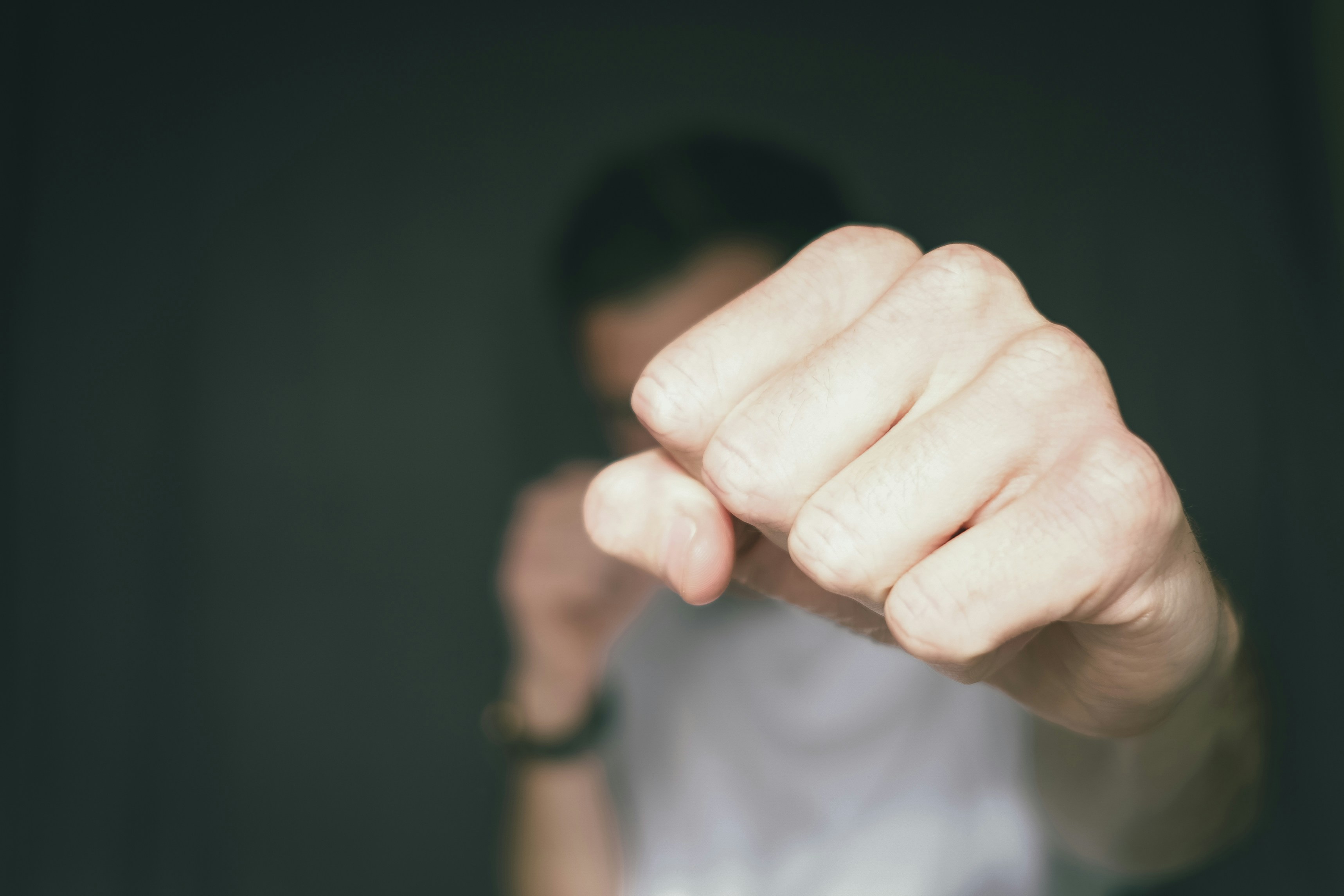 Une personne mimant un coup de poing. Source : Dan Burton sur Unsplash