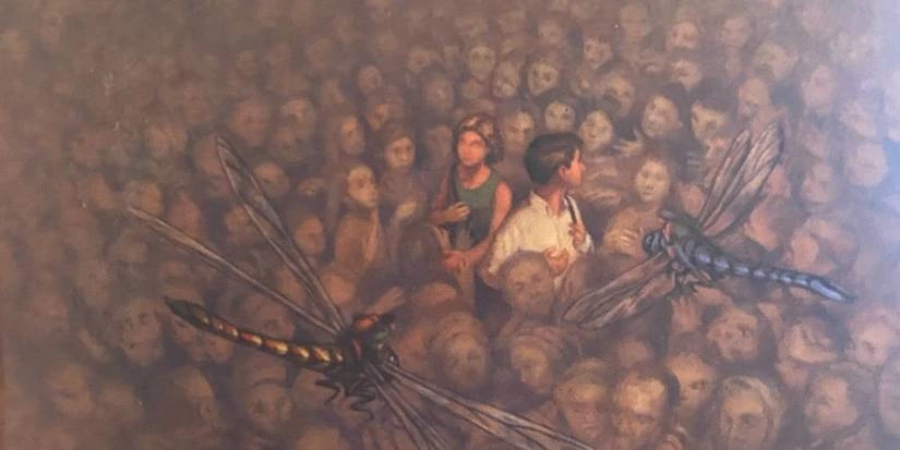 Couverture du livre le Miroir d'Ambre par Eric Rohmann
Au centre, Lyra, jeune adolescente aux cheveux clairs, portant une robe verte, et Will, jeune adolescent aux cheveux noirs, portant une chemise blanche, sont entouré.e.s de figures en tout genre, enfants, femmes, hommes, au teint particulièrement blêmes.
A un plan plus rapproché, apparaissent deux petits humains chevauchant des libellules, une aux couleurs dorées sur laquelle on distingue un homme aux cheveux noirs courts, le chevalier Tialys et une aux reflets bleutés, avec une dames aux longs cheveux gris, lady Salmakia.
