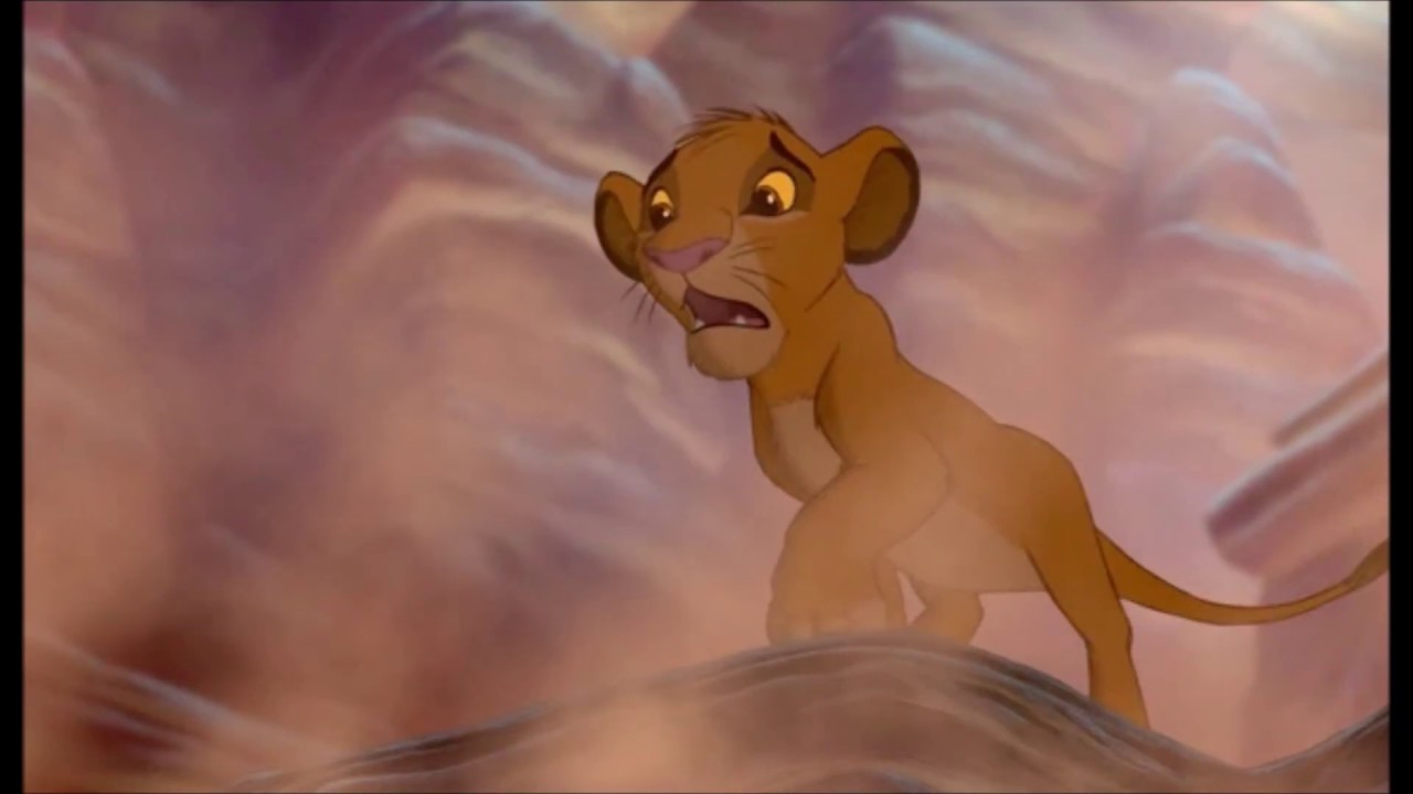 Scène du Roi Lion
Simba, lionceau au pelage doré, descend d'un décor en pierre de type canyon, avec ses grands yeux jaunes écarquillés, et le museau entrouvert comme pour signifier un choc, une appréhension. De la poussière semble s'élever autour de lui et la lumière est assez basse.
Spoiler: Il s'agit du début de la scène où il découvre que Mufasa, son père est mort.