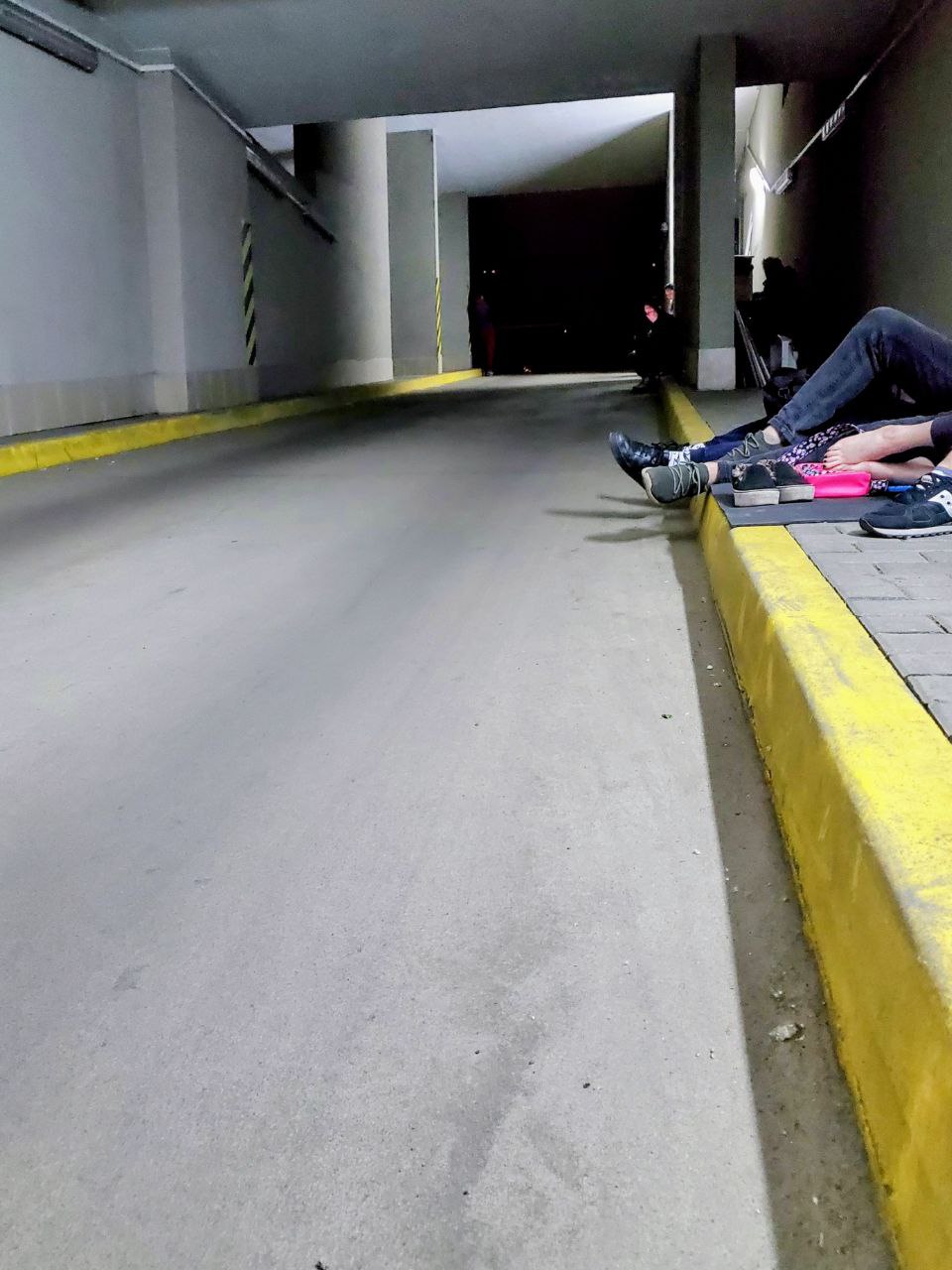 Une photo de notre abri, un parking souterrain.