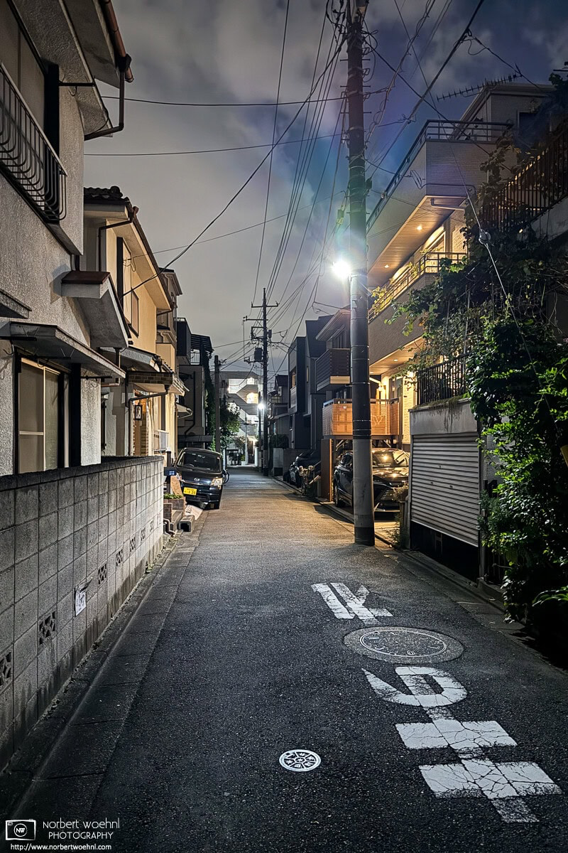 Backstreet night photo from the Shimura area of Itabashi Ward in Tokyo, Japan. © 2025 Norbert Woehnl Photography.