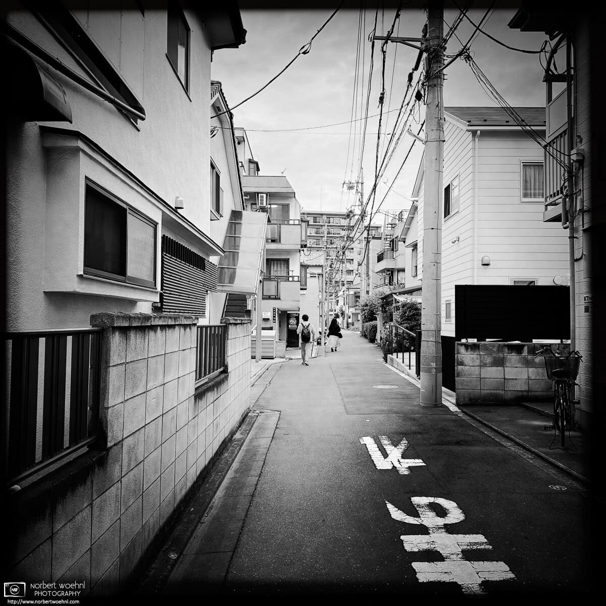 Monochrome photo of a quiet backstreet scene in the Itabashi Ward of Tokyo, Japan. © 2026 Norbert Woehnl Photography.