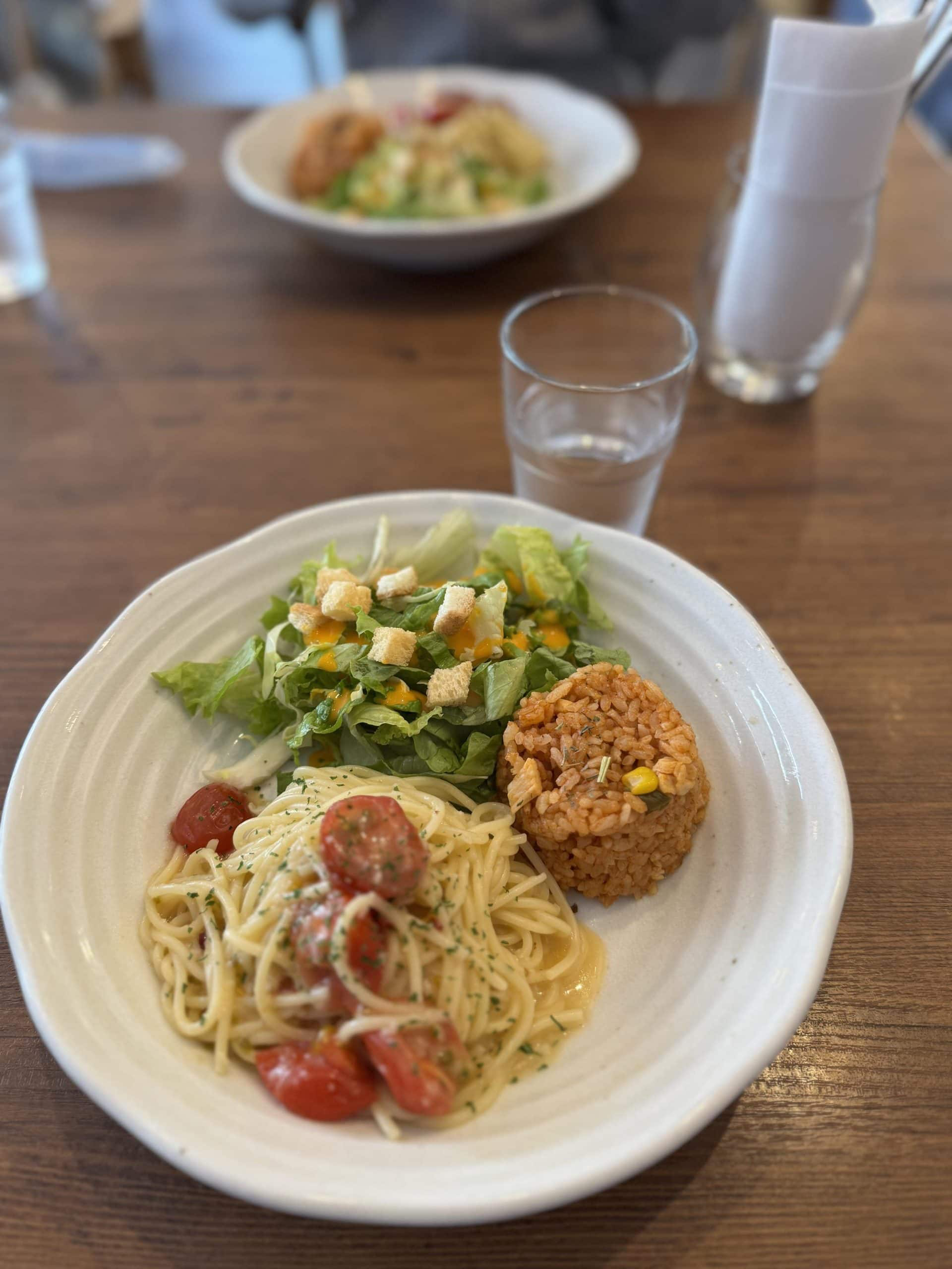 One-plate lunch at "Little Bean Works", a cafe in the Itabashi Ward of Tokyo, Japan. Tomato pepperoncino pasta, chicken rice and side salad. © 2026 Norbert Woehnl Photography.