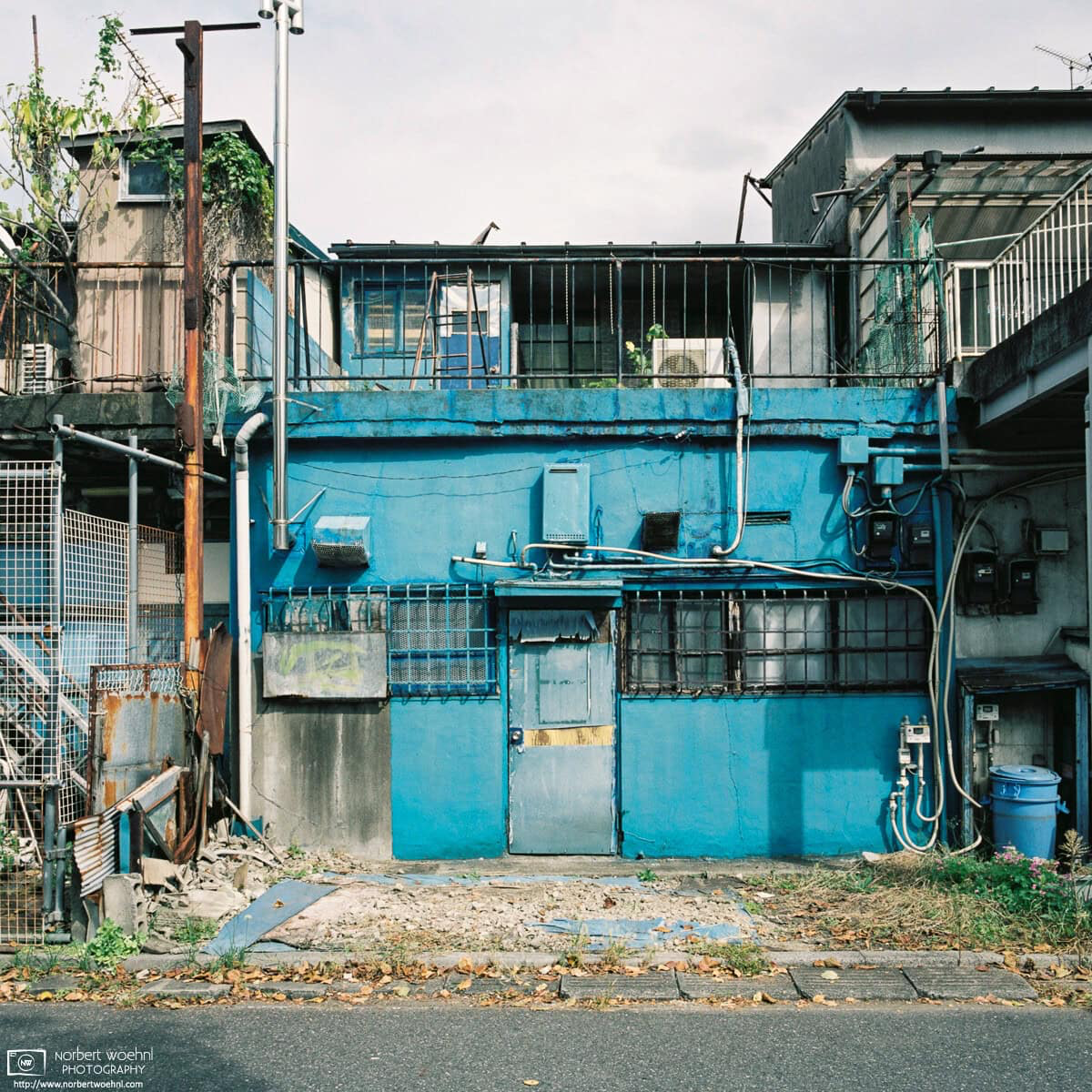 Rear side of an old building in the Kirigaoka area of Tokyo, Japan, painted in a distinctive blue color. © 2021 Norbert Woehnl Photography.