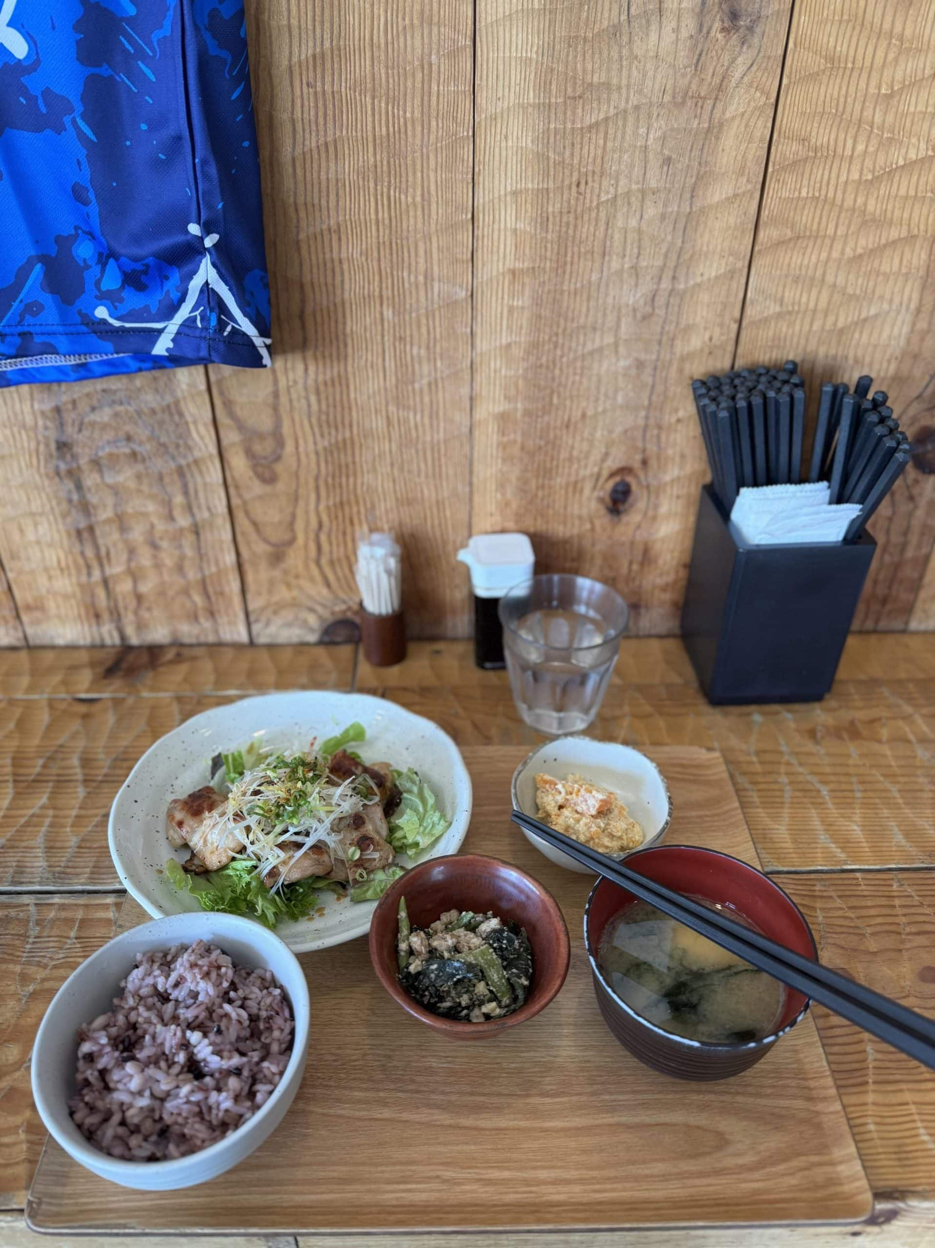 Lunch set at “Athlete Shokudo” in Takebashi, Tokyo. Chicken thighs marinated in salted rice malt, miso soup, rice and some small sides. © 2026 Norbert Woehnl Photography.