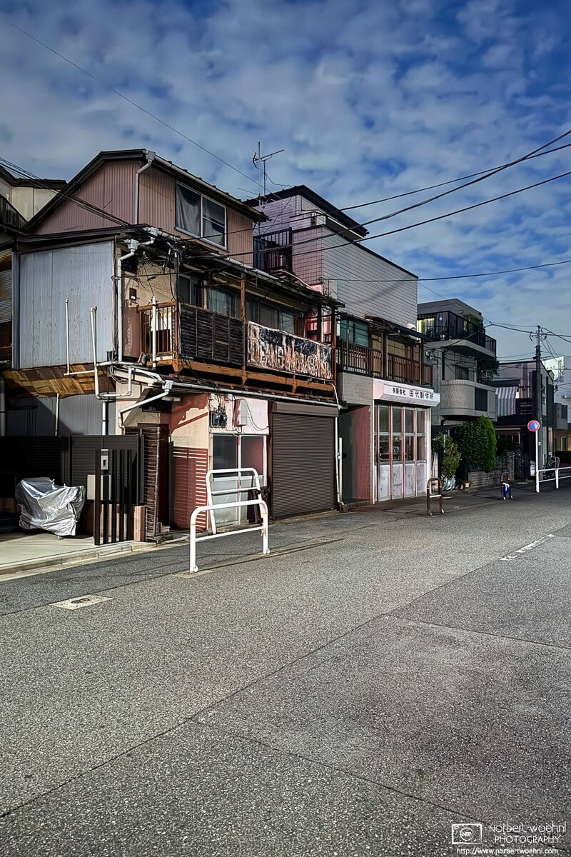 Night backstreet photo from the Maenocho area of Itabashi Ward in Tokyo, Japan. © 2025 Norbert Woehnl Photography.