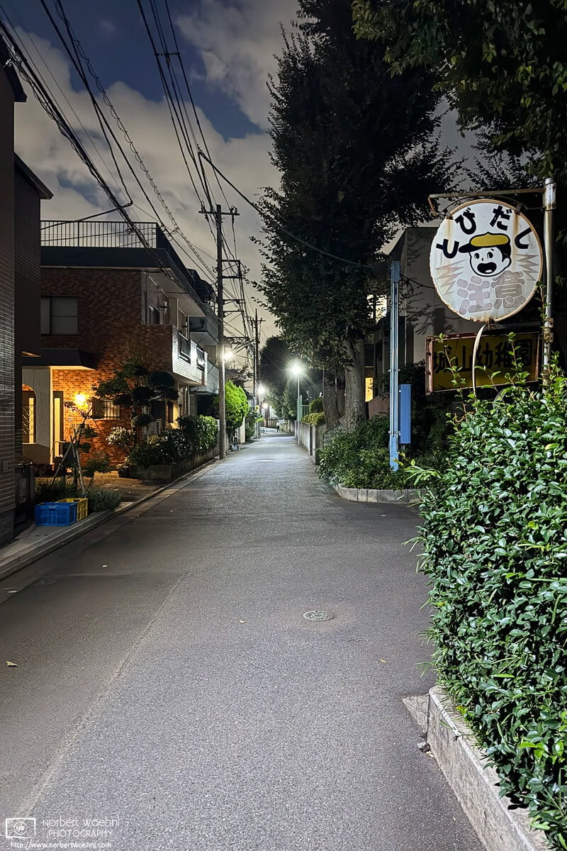 Backstreet night photo from the Shimura area of Itabashi Ward in Tokyo, Japan. © 2025 Norbert Woehnl Photography.