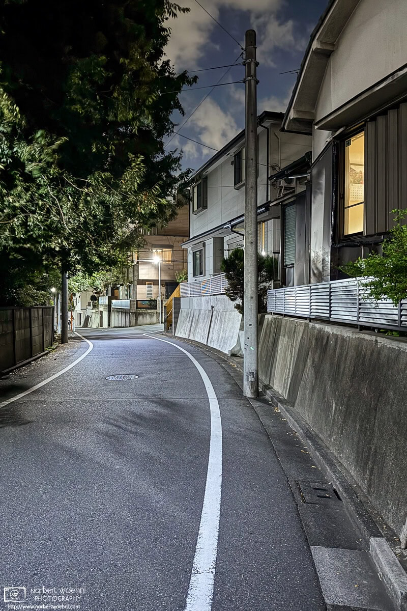 Backstreet night photo from the Shimura area of Itabashi Ward in Tokyo, Japan. © 2025 Norbert Woehnl Photography.