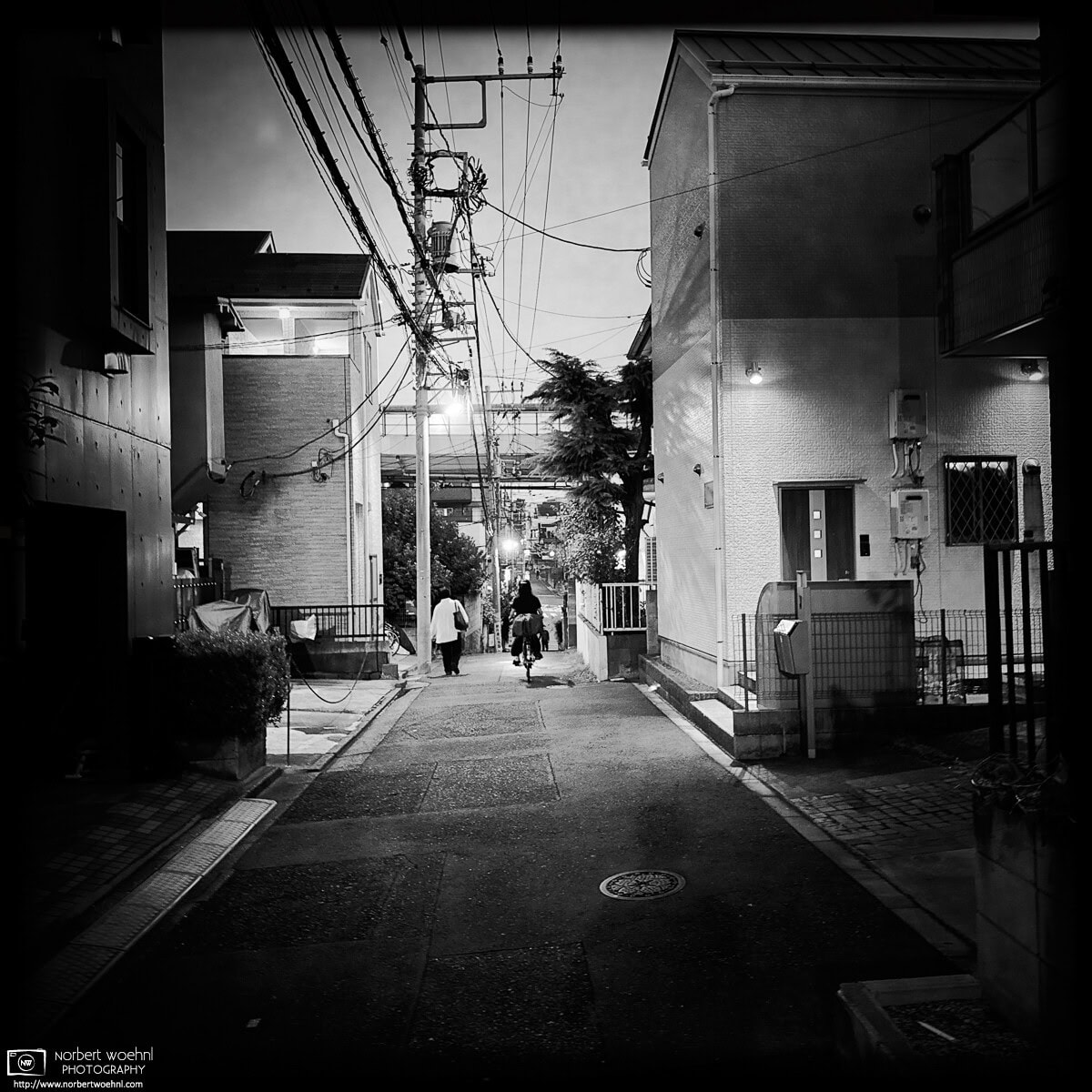 Monochrome evening scene from a residential area in the Miyamotocho area of Itabashi Ward in Tokyo, Japan. © 2025 Norbert Woehnl Photography.