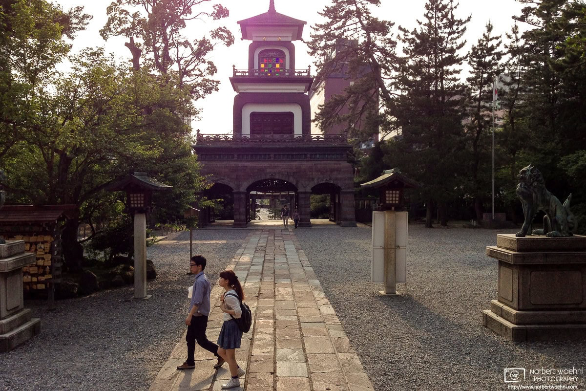The distinctive main gate of Oyama Shrine in Kanazawa, Ishikawa Prefecture, as seen from the inner yard of the shrine’s premises. © 2015 Norbert Woehnl Photography.