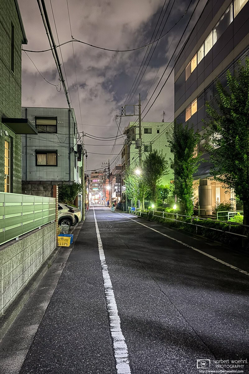 Backstreet night photo from the Shimura area of Itabashi Ward in Tokyo, Japan. © 2025 Norbert Woehnl Photography.