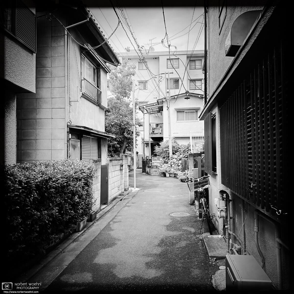 Monochrome photo of a quiet backstreet scene in the Itabashi Ward of Tokyo, Japan. © 2026 Norbert Woehnl Photography.