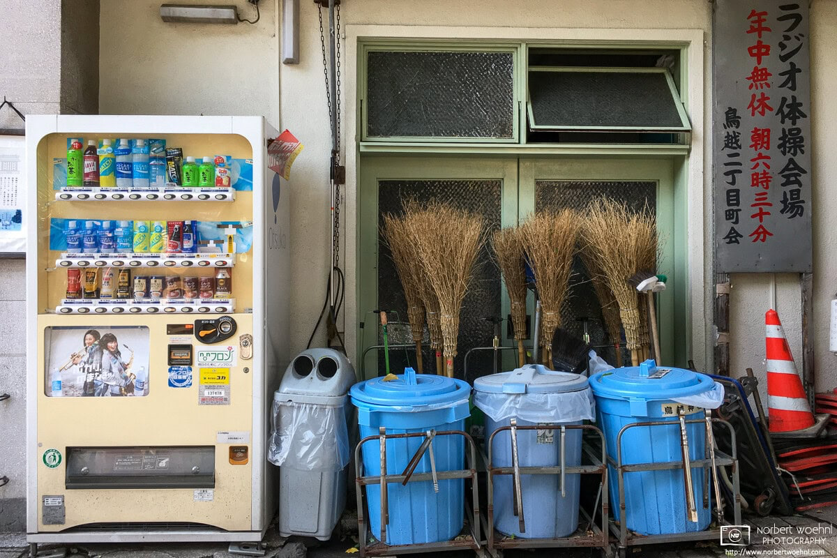 This PET bottle recycling bin stuck between a drink vending machine and trash cans in the Taito Ward of Tokyo was giving me “startled droid” vibes. © 2018 Norbert Woehnl Photography.
