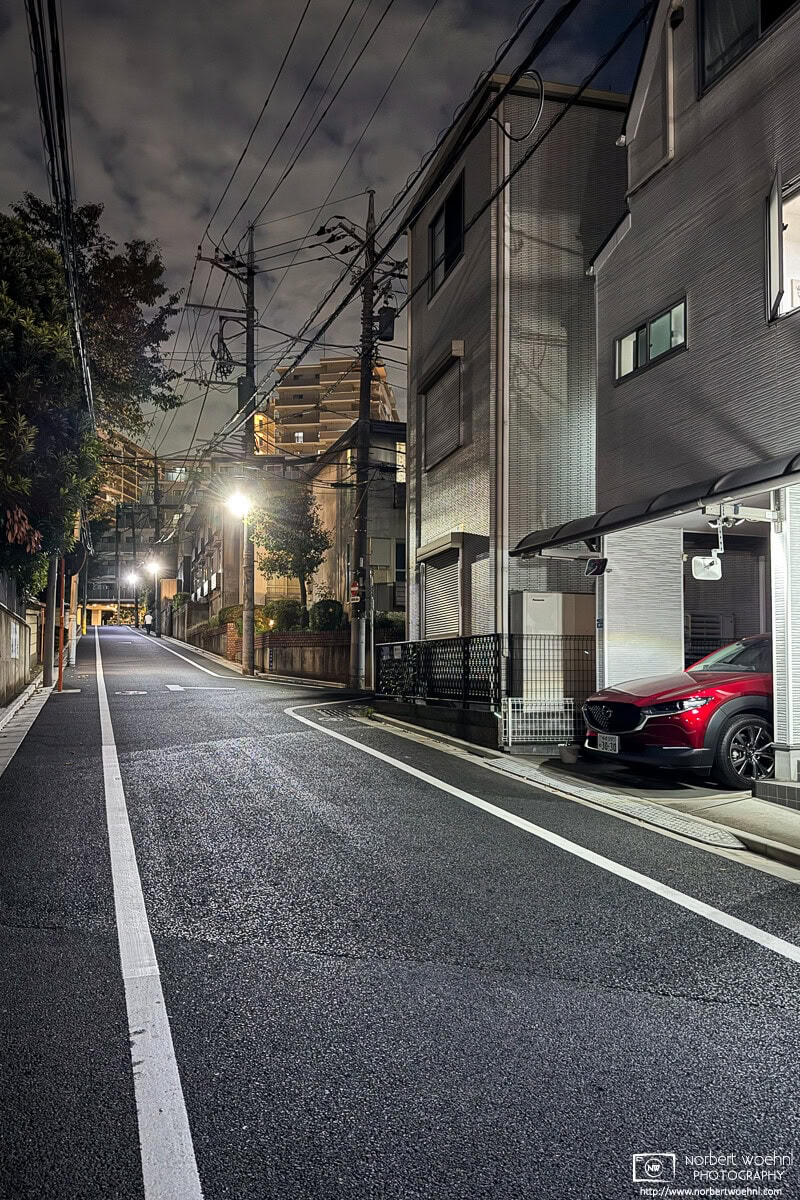 Night backstreet photo from the Oharacho area of Itabashi Ward in Tokyo, Japan. © 2025 Norbert Woehnl Photography.
