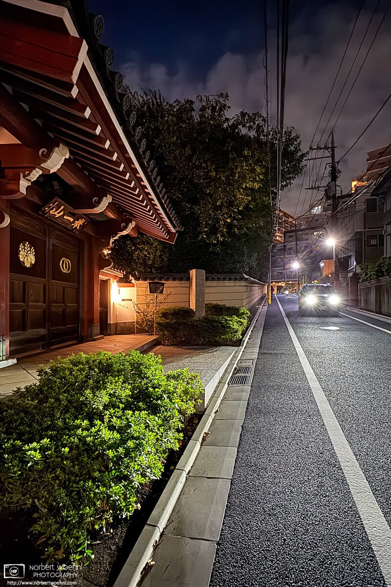 Night backstreet photo from the Oharacho area of Itabashi Ward in Tokyo, Japan. © 2025 Norbert Woehnl Photography.