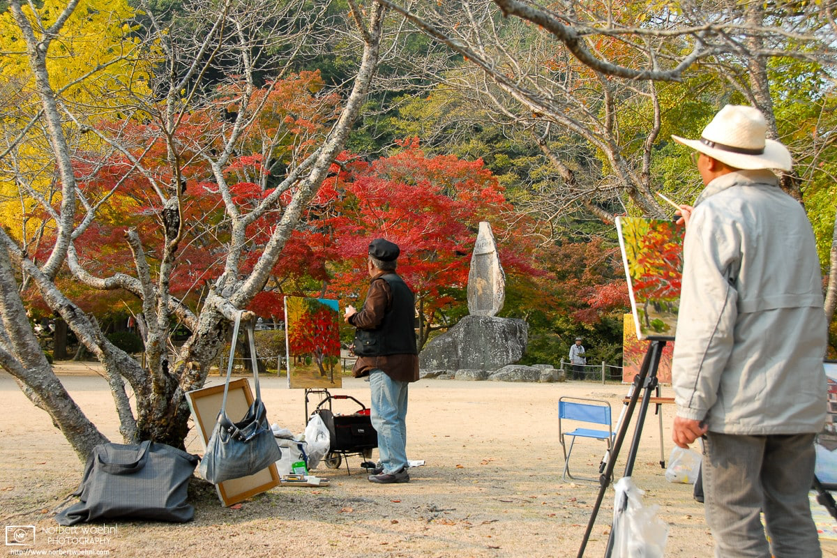 At Omizuen Garden in Soja, Okayama Prefecture, painters are capturing the autumnal color palette unfolding in front of their eyes. © 2010 Norbert Woehnl Photography.