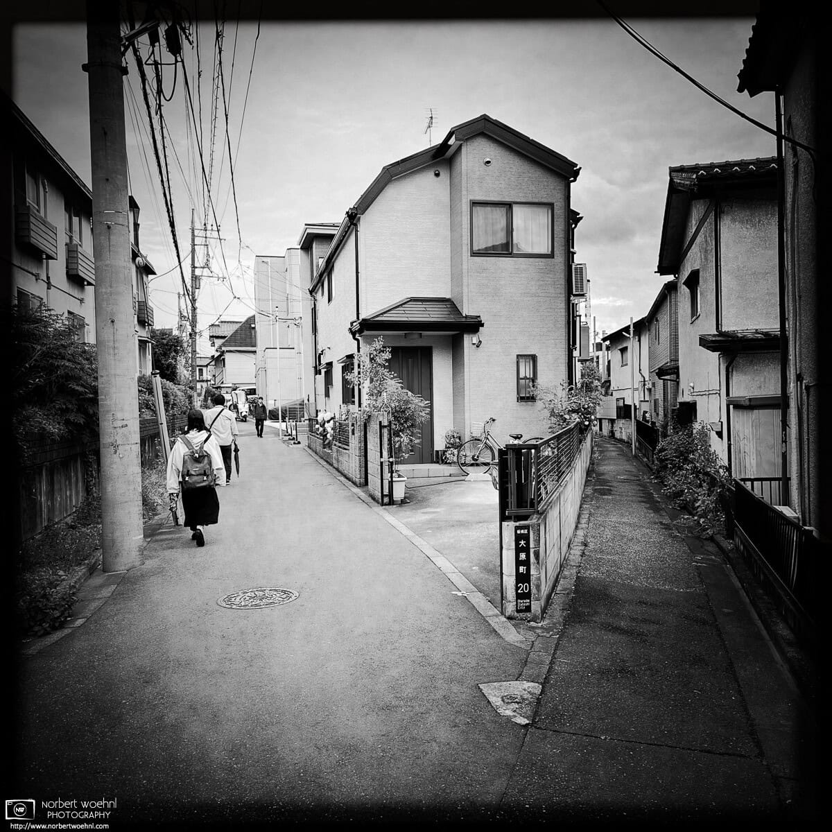 Monochrome photo of a quiet backstreet scene in the Itabashi Ward of Tokyo, Japan. © 2026 Norbert Woehnl Photography.