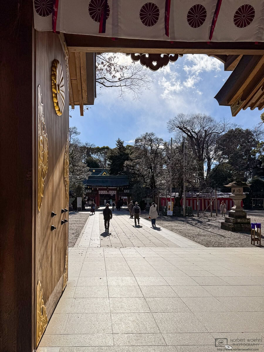 Entering the premises of Okunitama Shrine in Fuchu, Tokyo. © 2025 Norbert Woehnl Photography.