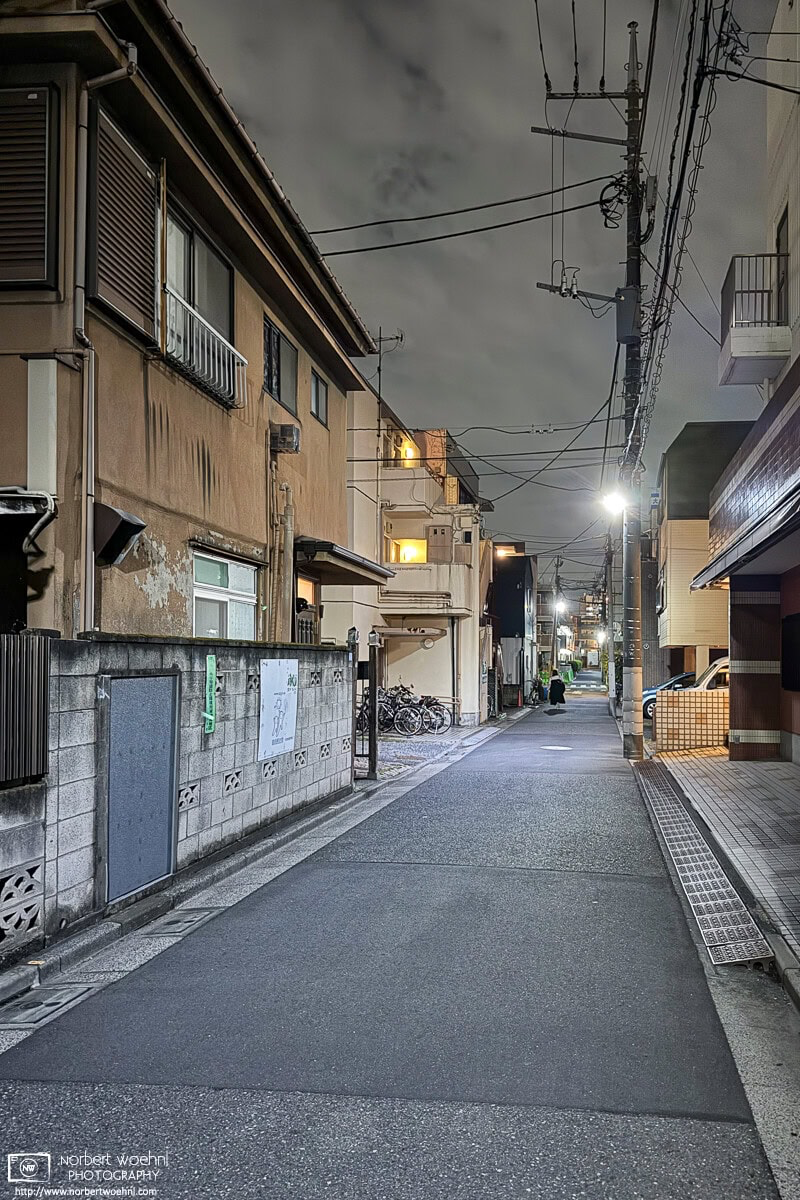 Night photo from a quiet backstreet in the Azusawa district of Itabashi Ward of Tokyo, Japan. © 2025 Norbert Woehnl Photography.