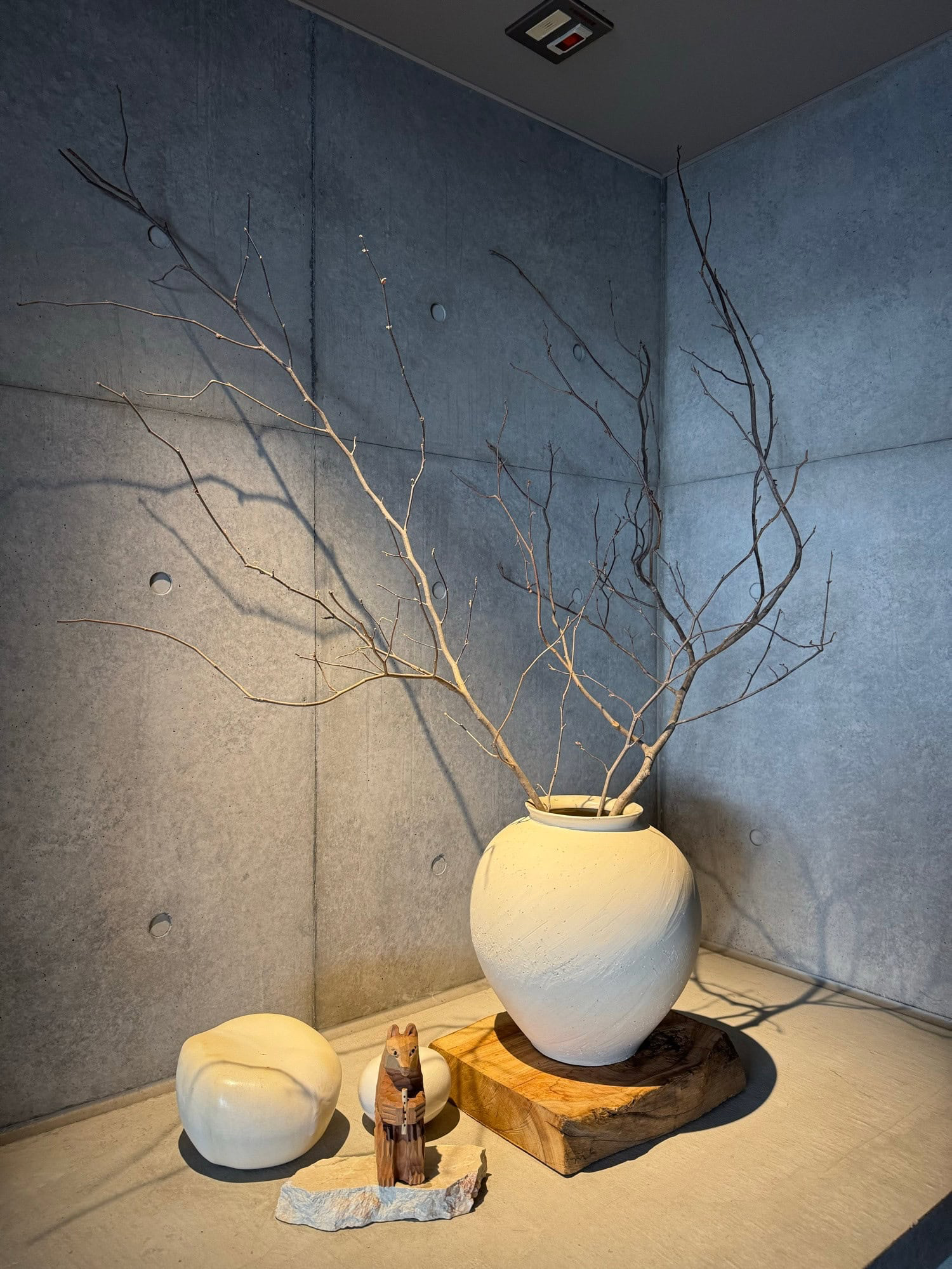 Sols Coffee Apartment in the Itabashi Ward of Tokyo, Japan, is located on the second floor of an apartment building. This is a decorative detail from the ground floor lobby. © 2025 Norbert Woehnl Photography.