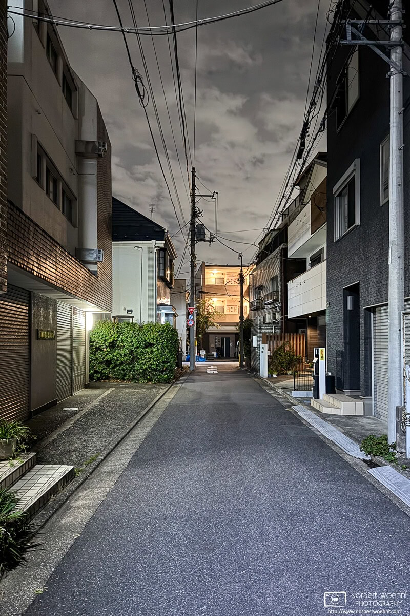 Night photo from a quiet backstreet in the Azusawa district of Itabashi Ward of Tokyo, Japan. © 2025 Norbert Woehnl Photography.