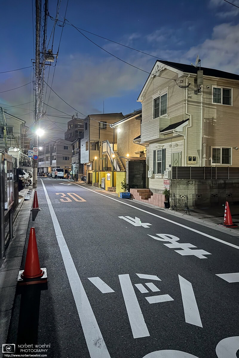 Night backstreet photo from the Oharacho area of Itabashi Ward in Tokyo, Japan. © 2025 Norbert Woehnl Photography.