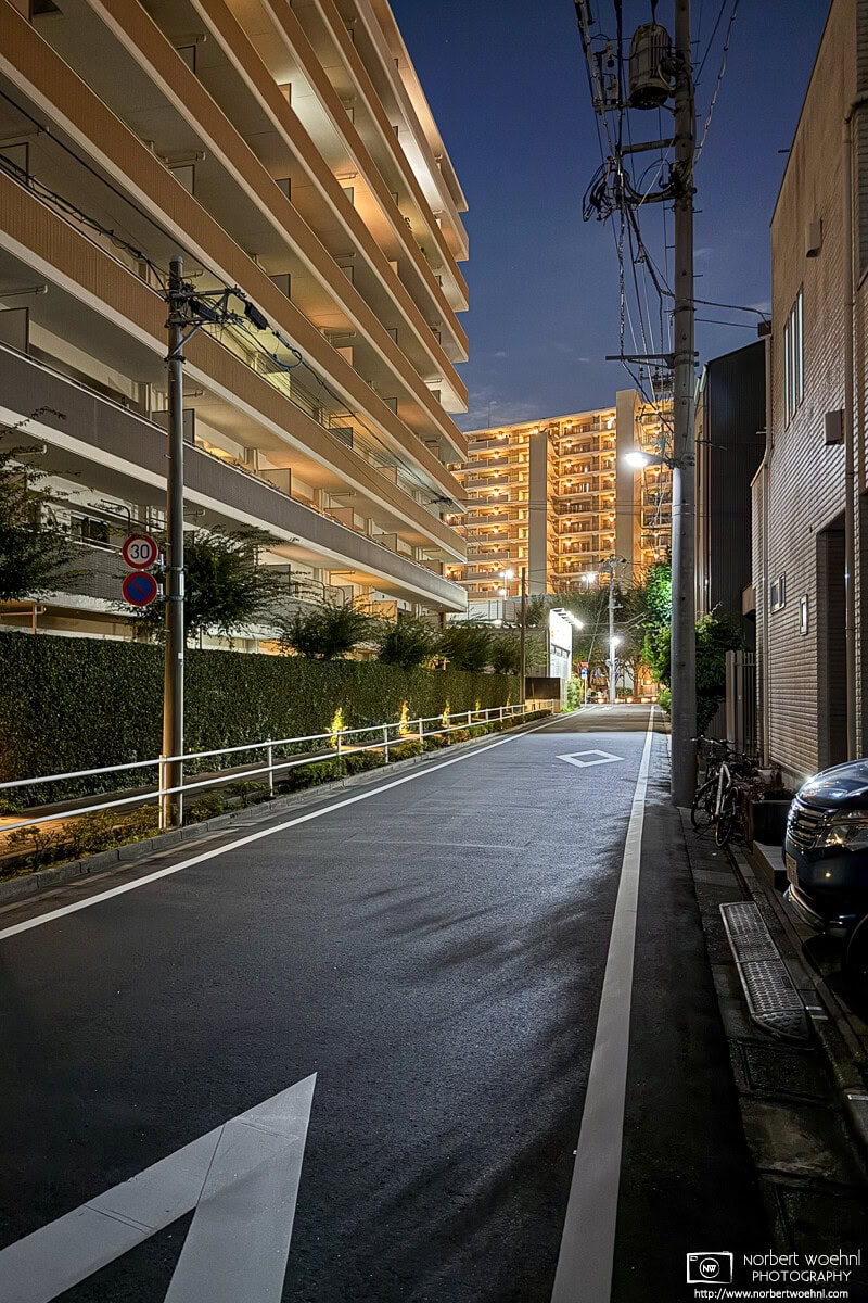 Night backstreet photo from the Shimura area of Itabashi Ward in Tokyo, Japan. © 2025 Norbert Woehnl Photography.