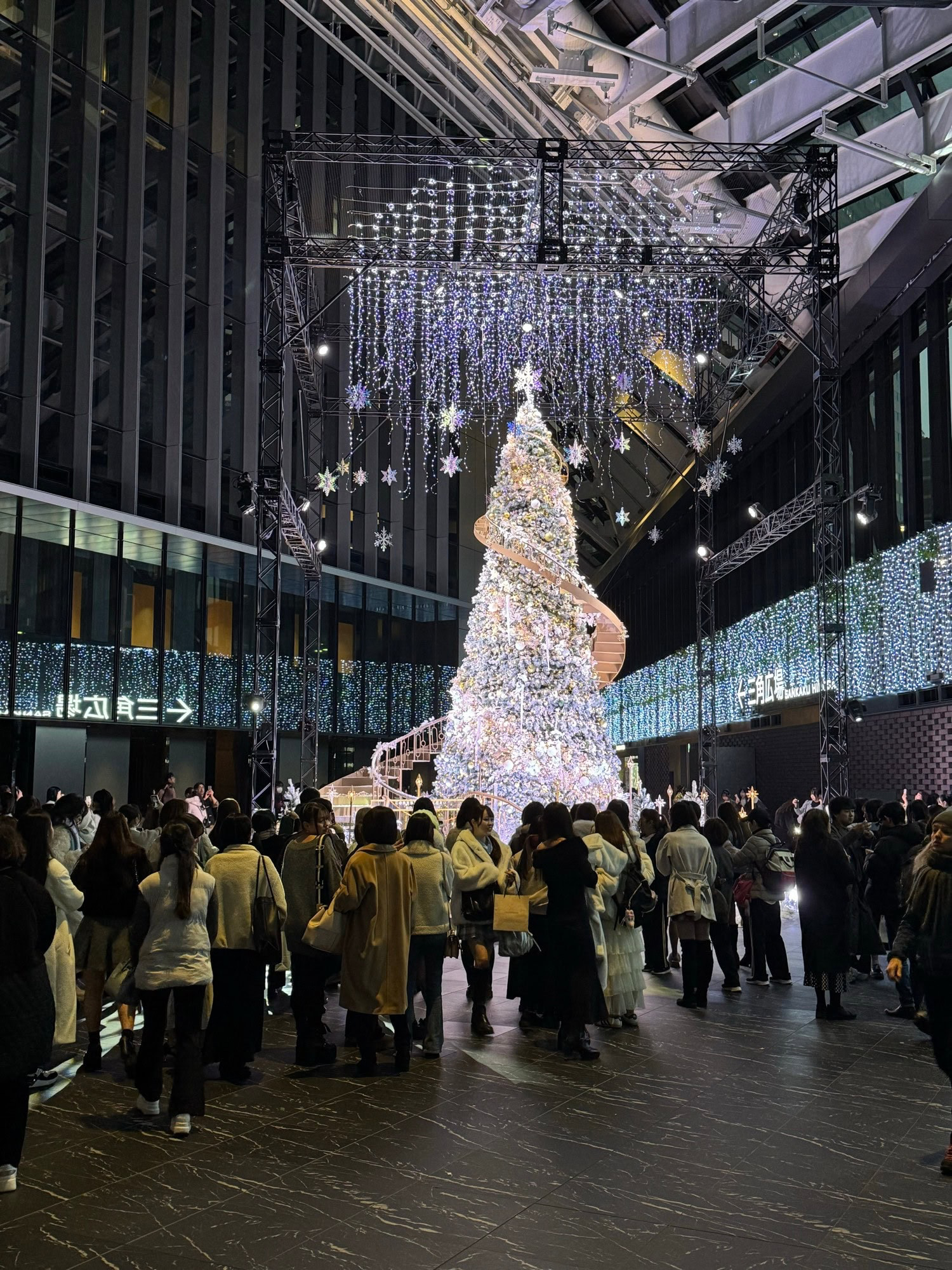 Christmas illumination in Nishi-Shinjuku, Tokyo, Japan. © 2025 Norbert Woehnl Photography.