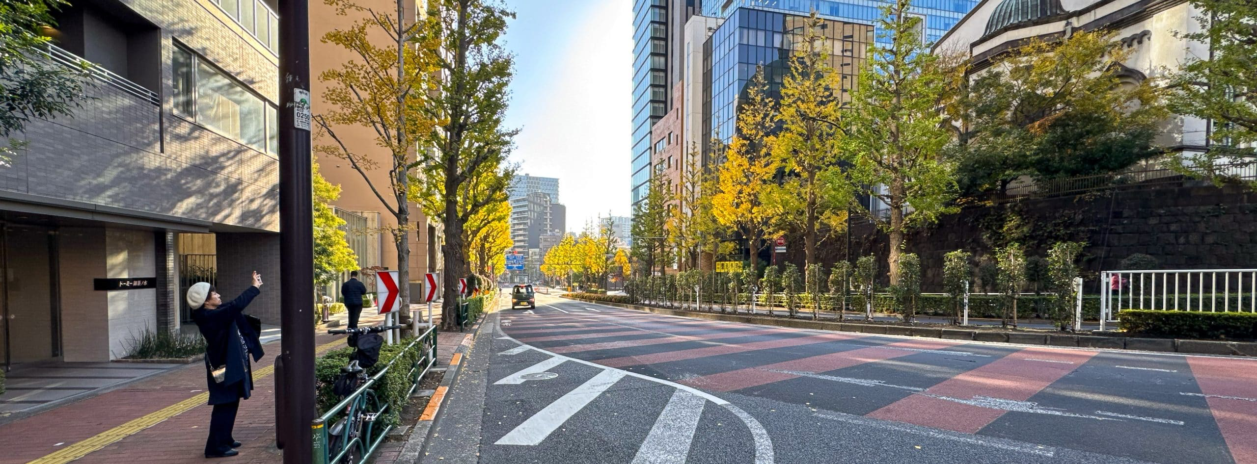 Autumnal street scene with a fellow seasonal photographer from the Kandasurugadai area in Chiyoda Ward, Tokyo, Japan. © 2025 Norbert Woehnl Photography.