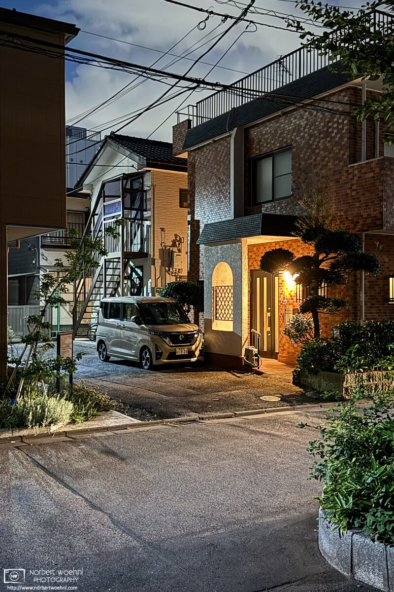 Backstreet night photo from the Shimura area of Itabashi Ward in Tokyo, Japan. © 2025 Norbert Woehnl Photography.