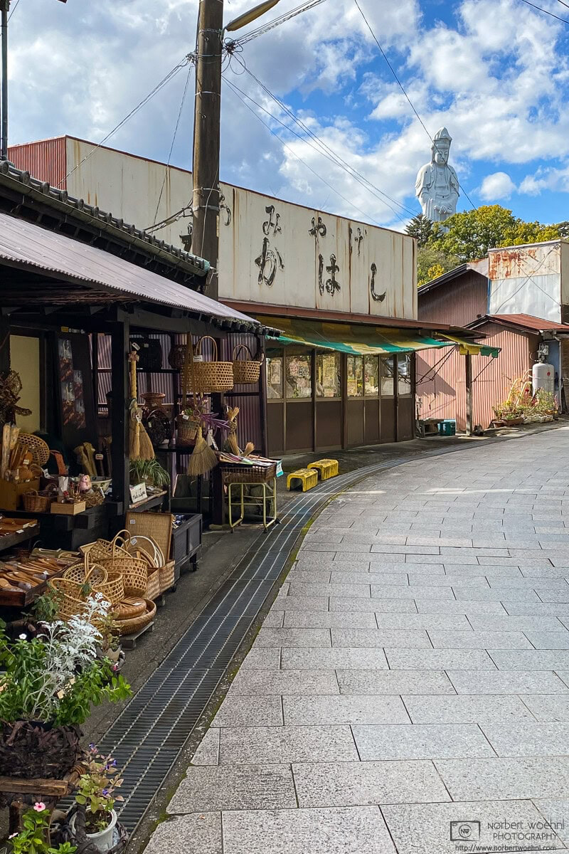 Approach road to the Kannon statue, lined with old shops and restaurants. © 2023 Norbert Woehnl Photography.