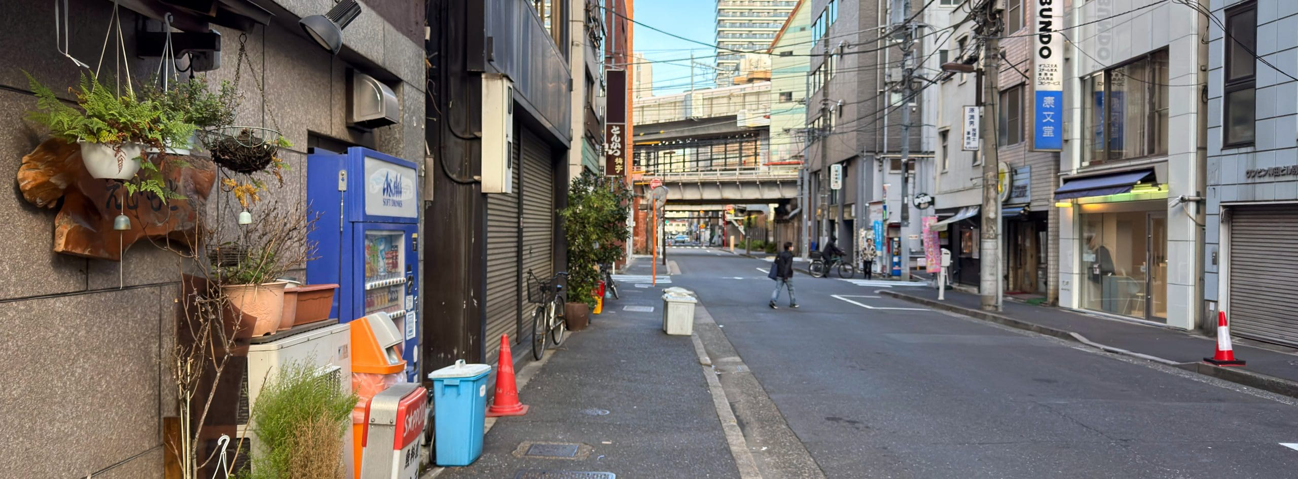 Street scene from the Kandakajicho area in Chiyoda Ward, Tokyo, Japan. © 2025 Norbert Woehnl Photography.