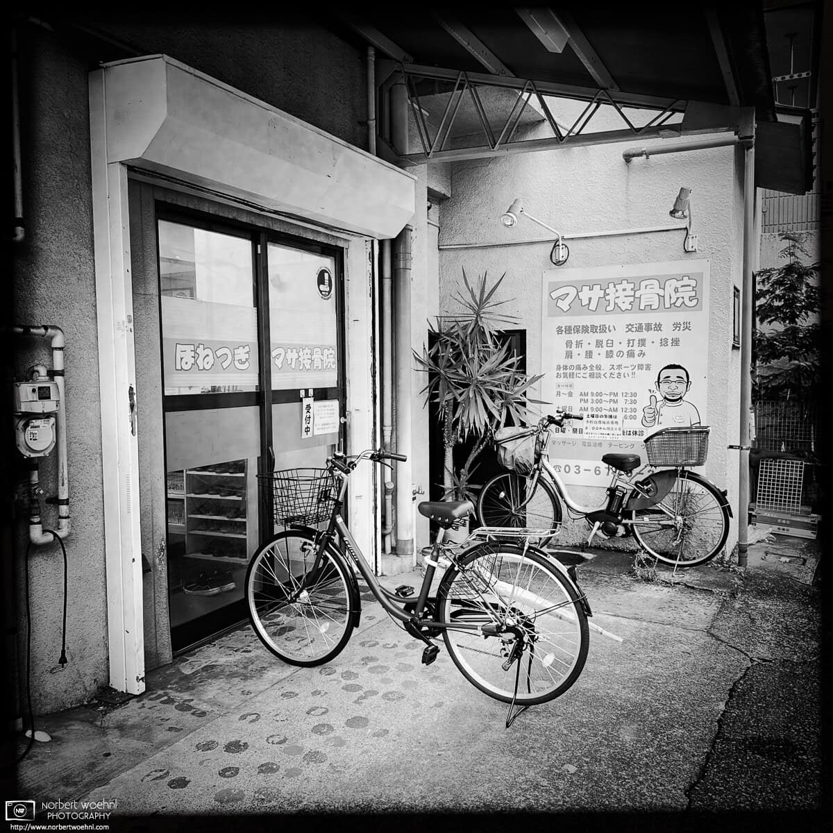 Monochrome photo of a quiet backstreet scene in the Itabashi Ward of Tokyo, Japan. © 2026 Norbert Woehnl Photography.