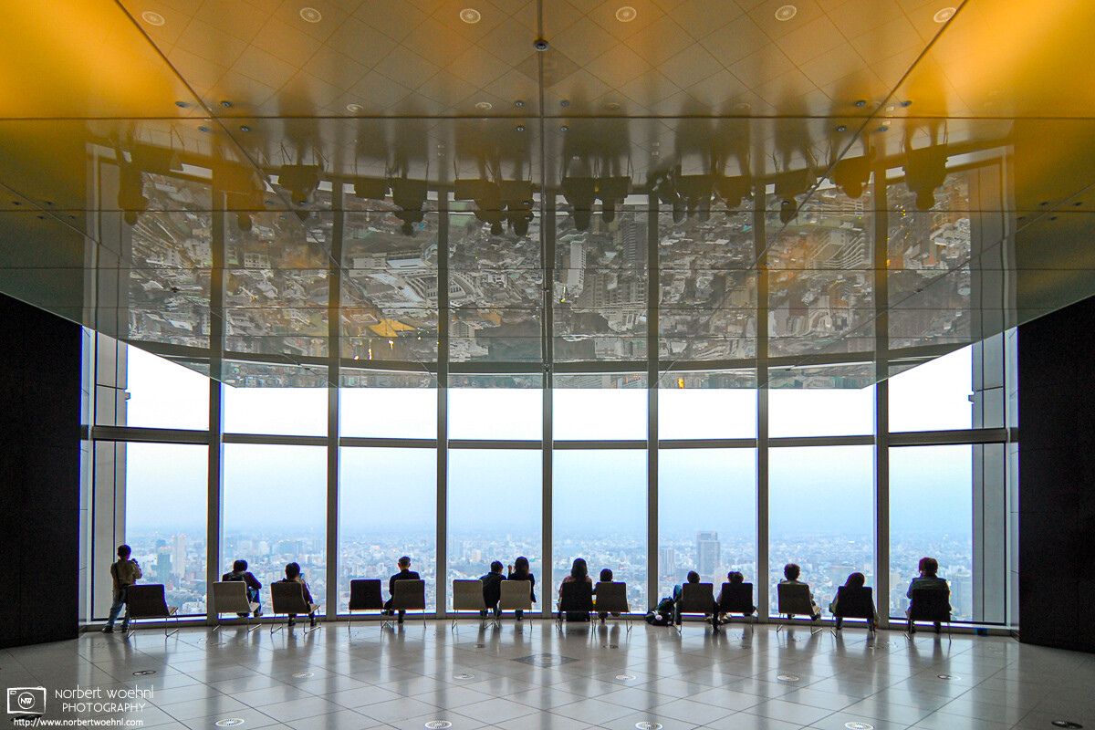 Visitors looking at the city from the 52nd floor observatory at Roppongi Hills Mori Tower in Tokyo, Japan. © 2006 Norbert Woehnl Photography.