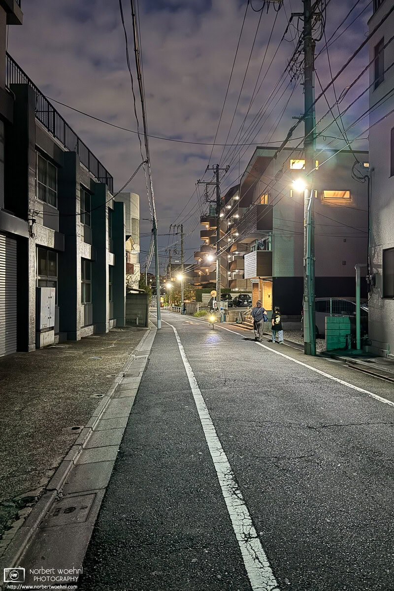 Night backstreet photo from the Maenocho area of Itabashi Ward in Tokyo, Japan. © 2025 Norbert Woehnl Photography.