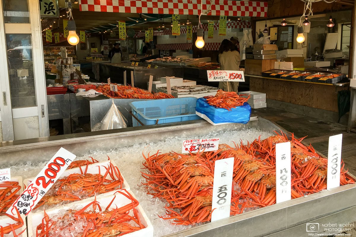 Fresh crab and other seafood abounds at Teradomari Street Market in Nagaoka, Niigata Prefecture, Japan. © 2016 Norbert Woehnl Photography.