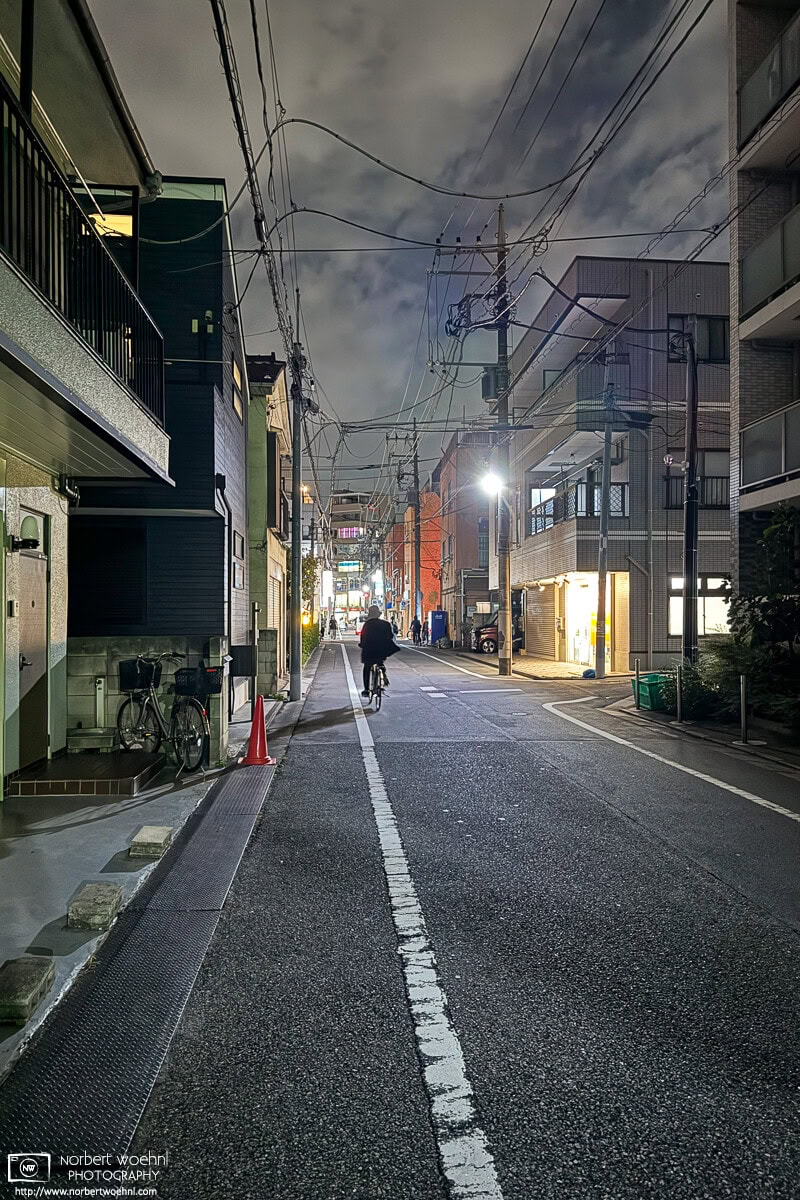 Backstreet night photo from the Shimura area of Itabashi Ward in Tokyo, Japan. © 2025 Norbert Woehnl Photography.