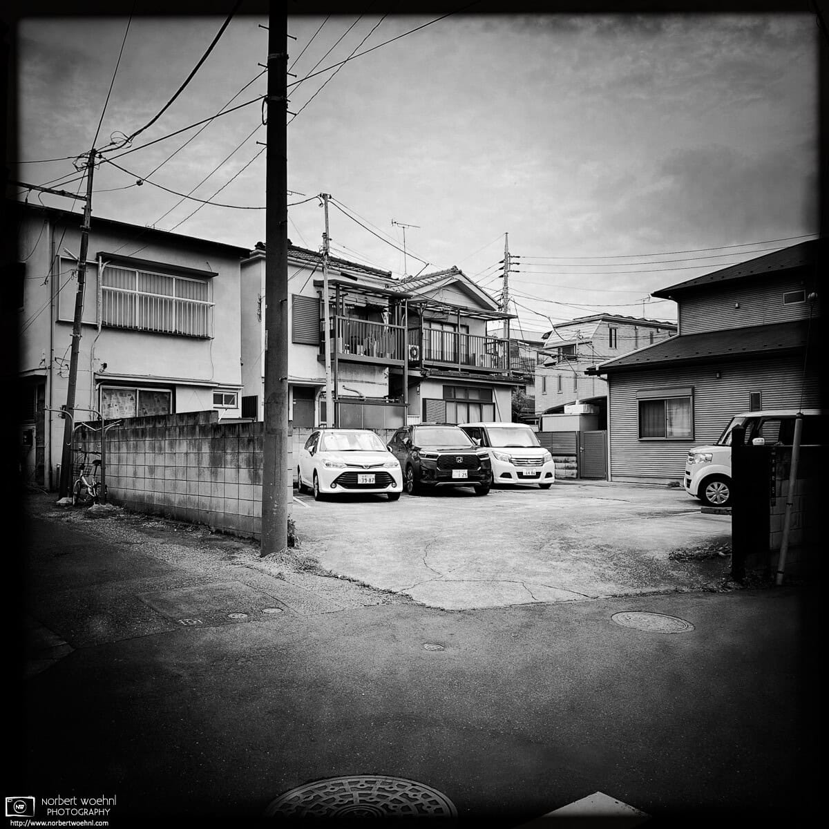 Monochrome photo of a quiet backstreet scene in the Itabashi Ward of Tokyo, Japan. © 2026 Norbert Woehnl Photography.