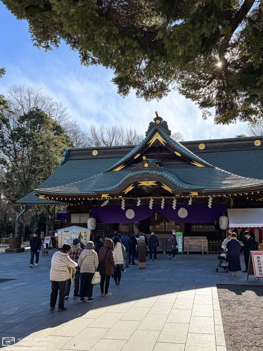 Visitors lining up for prayer outside the main hall of Okunitama Shrine in Fuchu, Tokyo. © 2025 Norbert Woehnl Photography.