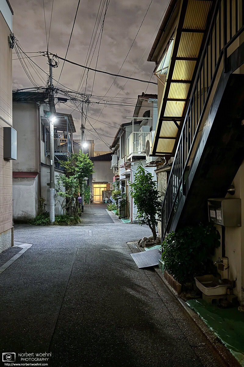 Night photo from a quiet backstreet in the Azusawa district of Itabashi Ward of Tokyo, Japan. © 2025 Norbert Woehnl Photography.