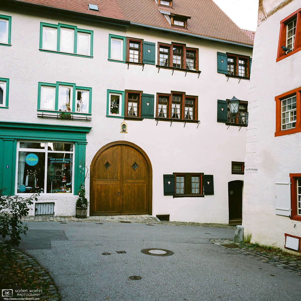 In the historic center of the southwest-German town of Rottweil, two renovated medieval buildings are forming part of a T-shaped road crossing. © 2015 Norbert Woehnl Photography.