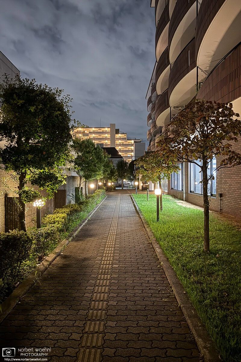 Night photo from a quiet backstreet in the Azusawa district of Itabashi Ward of Tokyo, Japan. © 2025 Norbert Woehnl Photography.