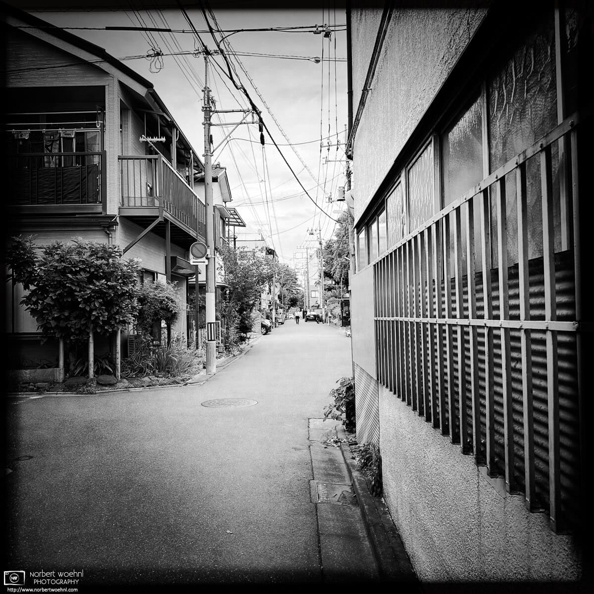 Monochrome photo of a quiet backstreet scene in the Itabashi Ward of Tokyo, Japan. © 2026 Norbert Woehnl Photography.