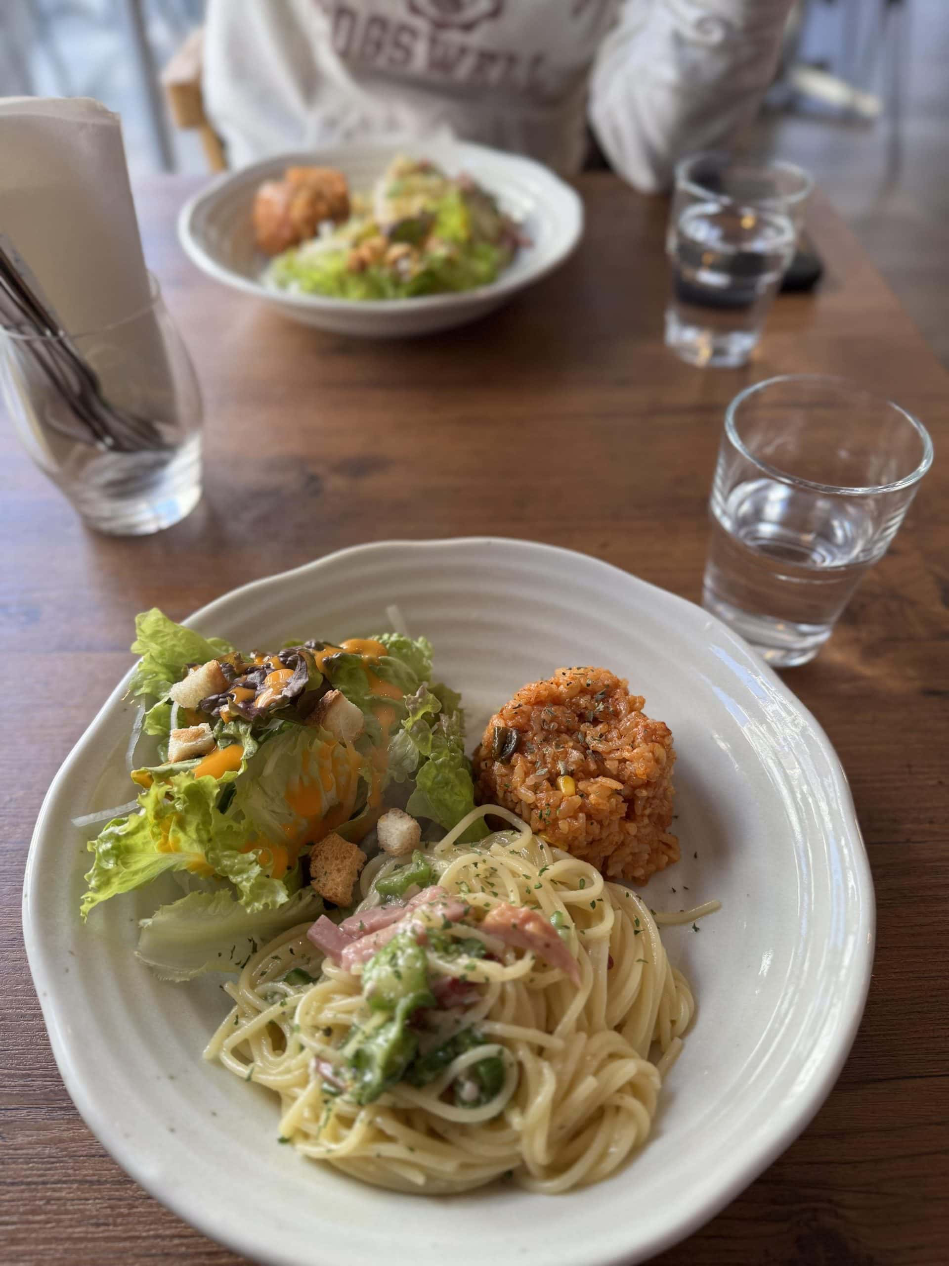 One-plate lunch at a cafe in the Itabashi Ward of Tokyo, Japan. Okra, ham & pepperoncino pasta, chicken rice and salad. © 2026 Norbert Woehnl Photography.