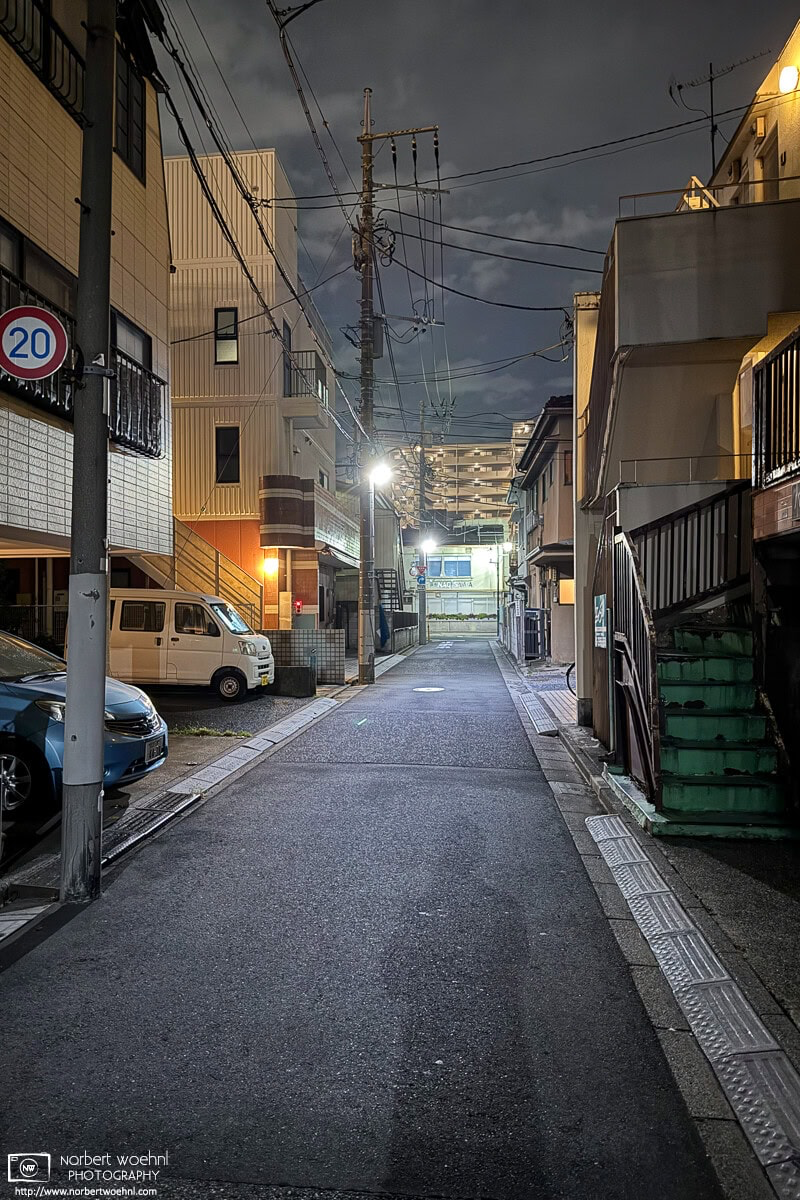 Night photo from a quiet backstreet in the Azusawa district of Itabashi Ward of Tokyo, Japan. © 2025 Norbert Woehnl Photography.